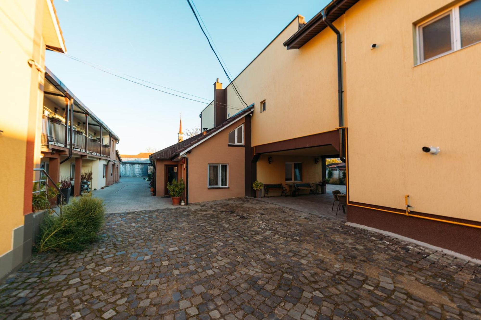 Pensiune Carpati Hunedoara Exterior photo